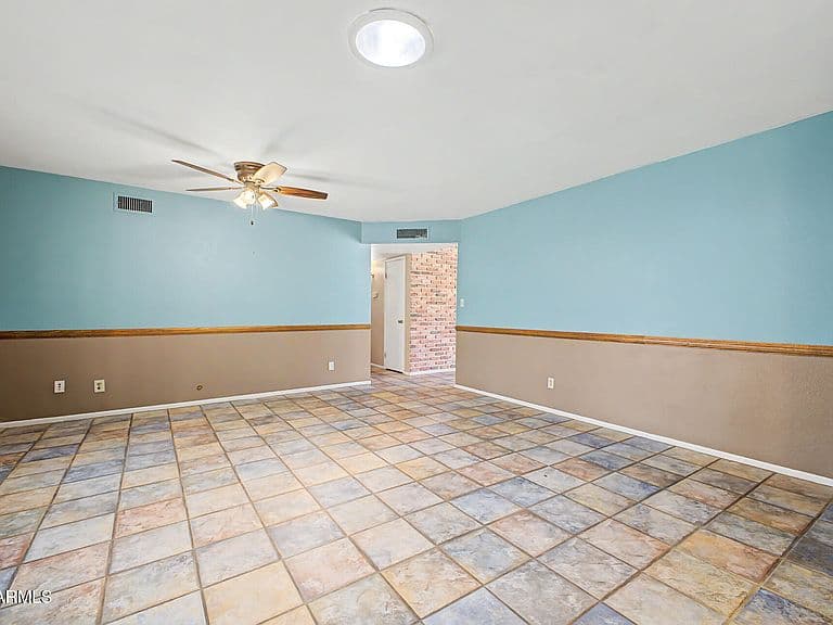 209 W IVYGLEN Street photo 5