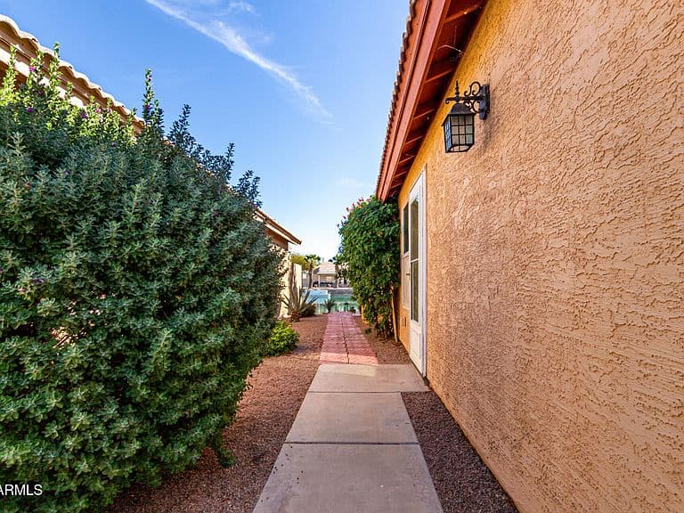 2130 N SWEETWATER Drive photo 3