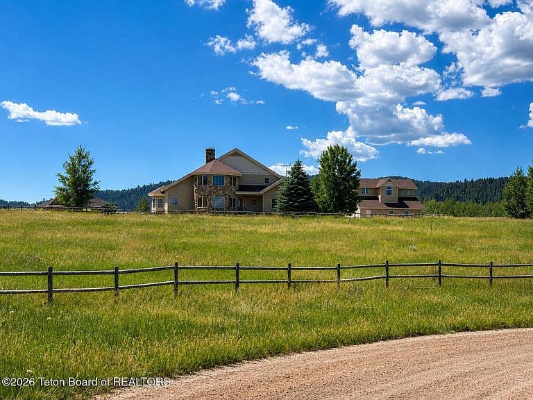 1287 Duffin Cir photo 2