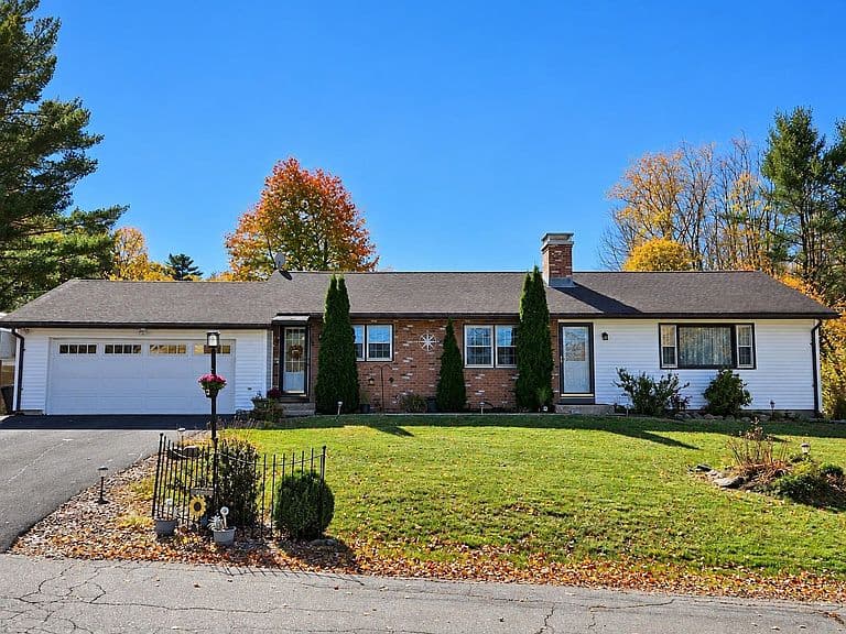 11 Longmeadow Drive photo 2