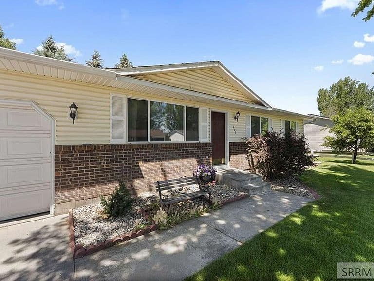 622 Maurine St photo 2