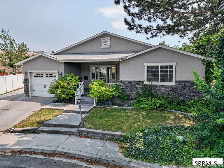1015 Park Ln photo 1
