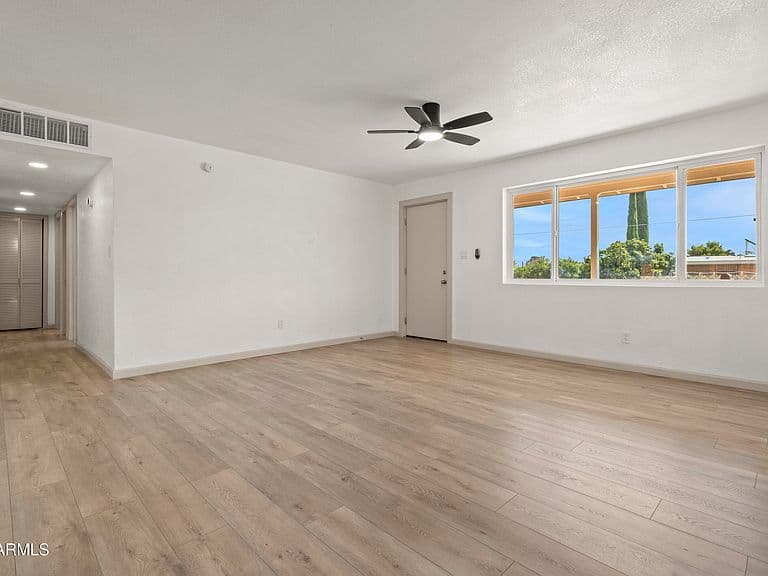 340 N LENZNER Avenue photo 5