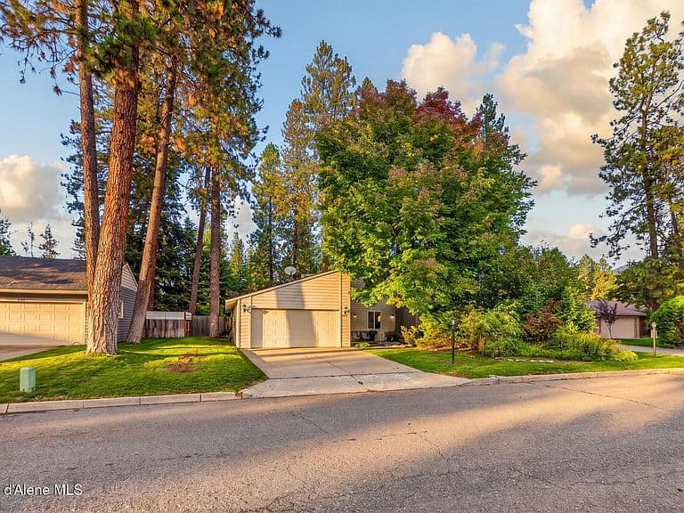 745 E Gregory Ln photo 3