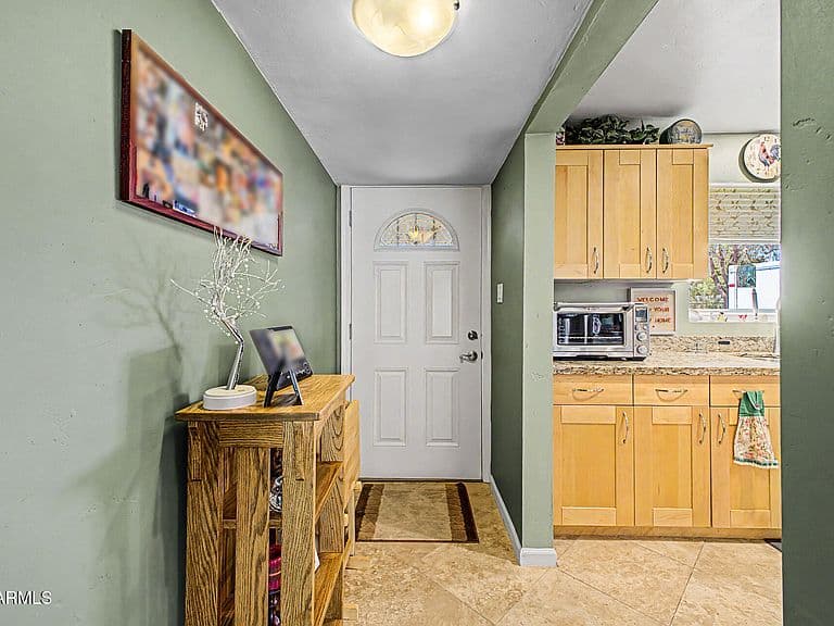 526 W TOWNLEY Avenue photo 4