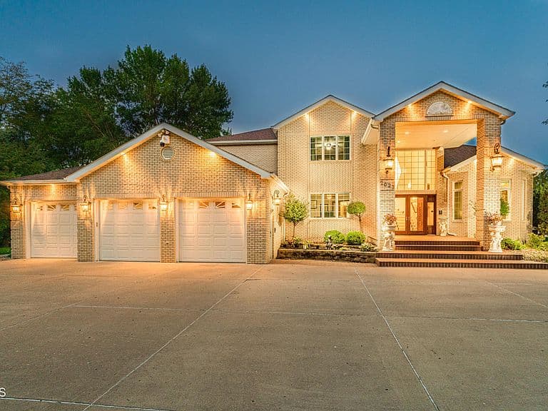 2023 Harbor Dr photo 2