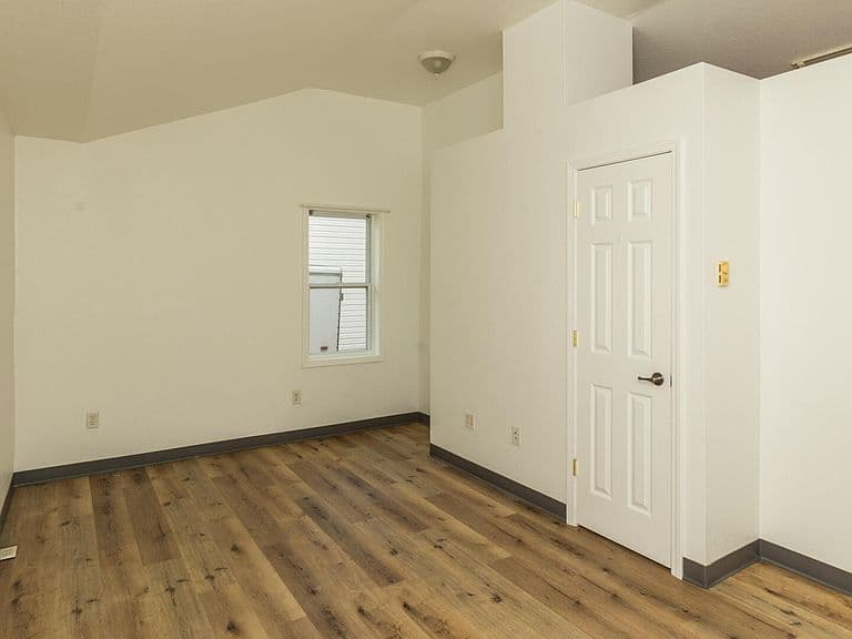 1615 E Avenue B photo 4