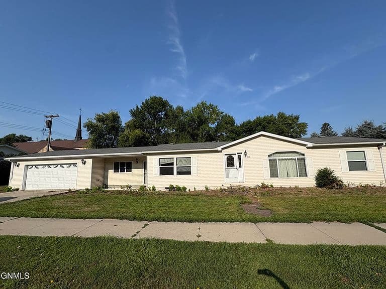 213 5th Ave N photo 1