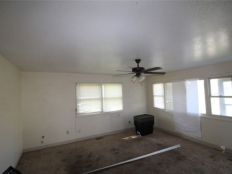 1031 N Custer Ave photo 5