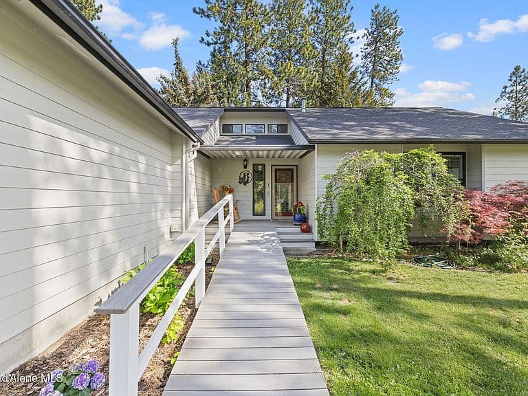 3529 E Mountain View Dr photo 2