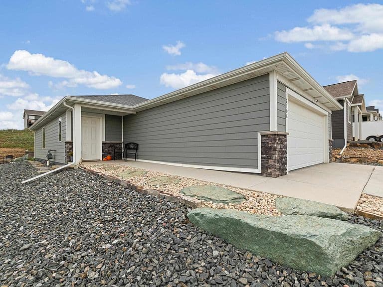 2108 Noah St photo 2