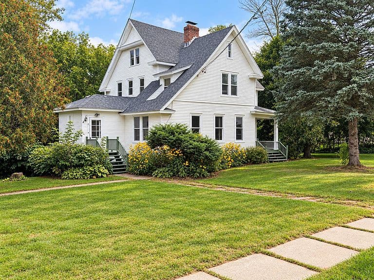 21 Oak St photo 1