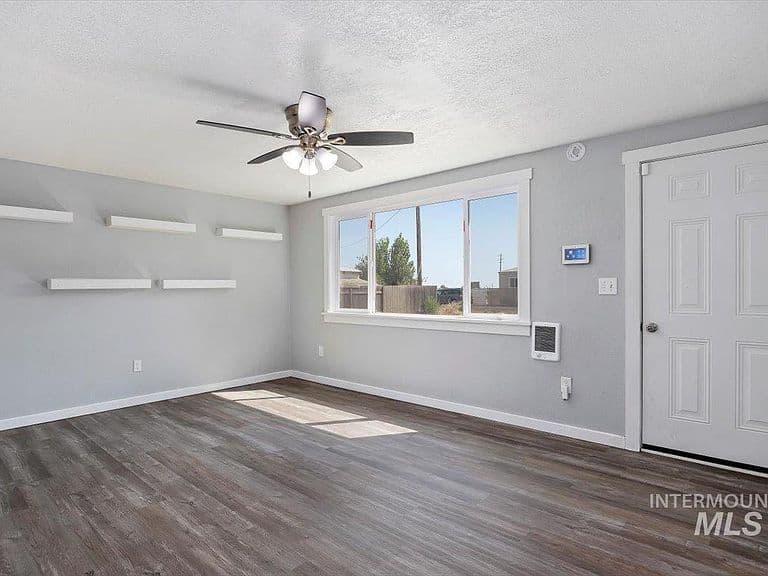 110 Park St photo 5
