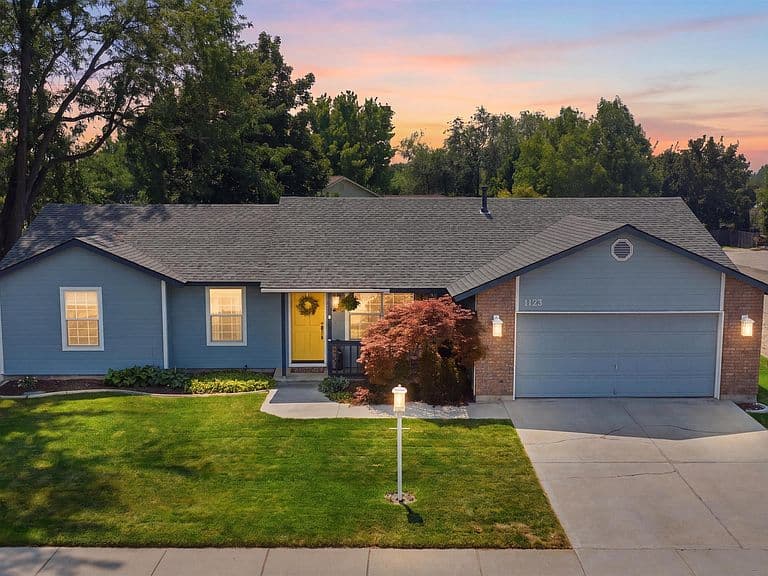 1123 W Kimra St photo 1