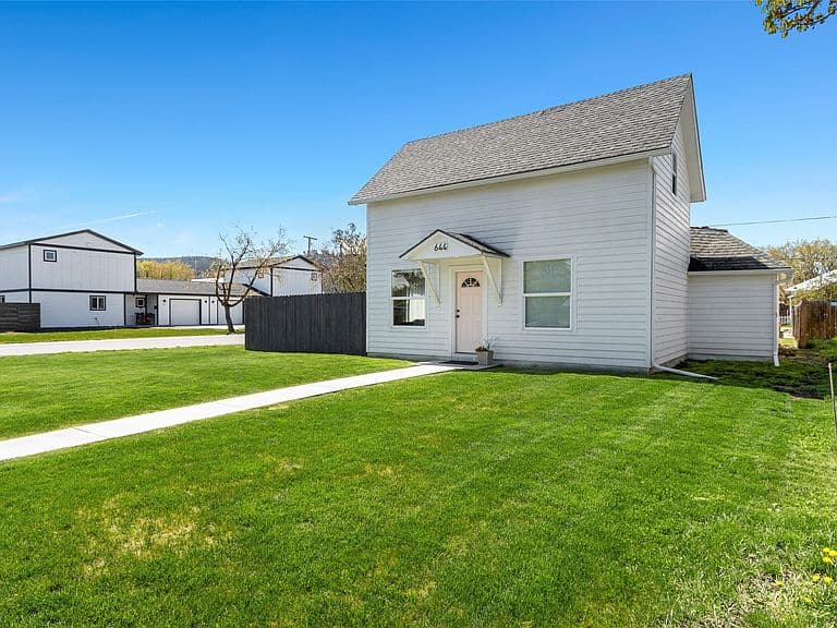 644 9th Ave W photo 2