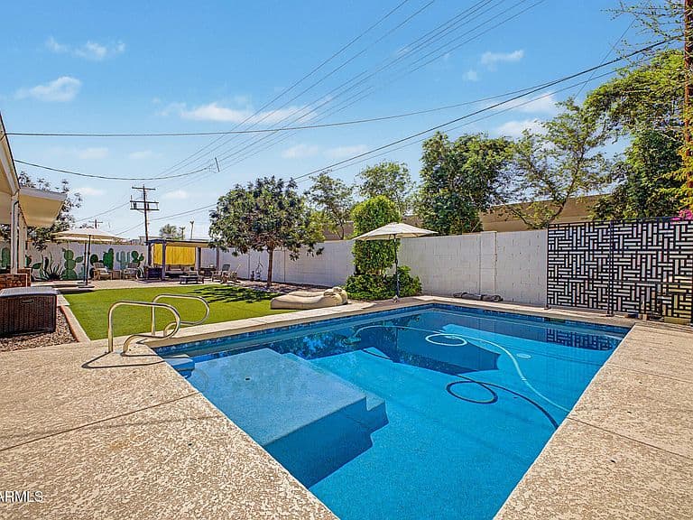 6713 E ALMERIA Road photo 5