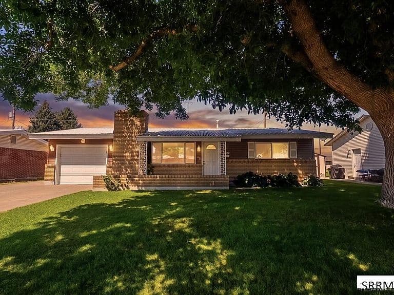 825 Sykes Dr photo 2