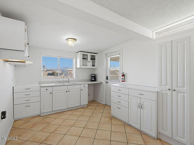 1226 E Missouri St photo 2