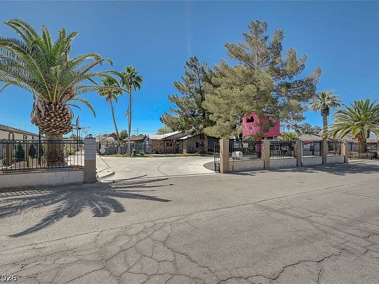 1555 Bledsoe Ln photo 2
