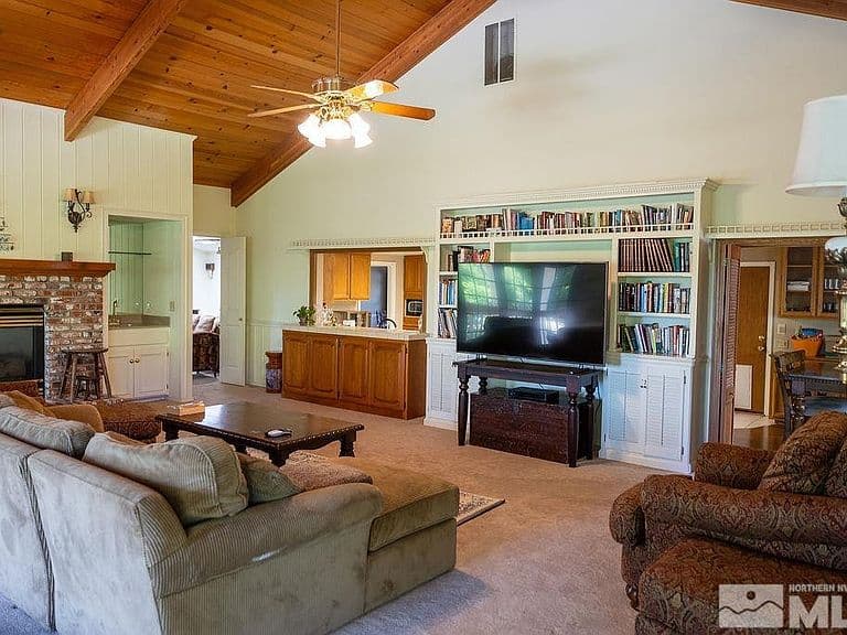 2285 Hedgewood Dr photo 4