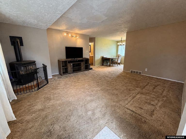370 Driftwood St photo 2