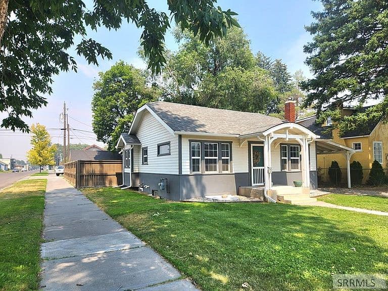 305 4th St photo 3