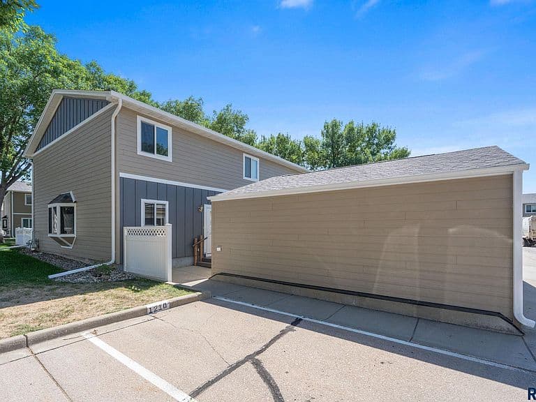 1210 S Bridgeport Pl photo 3