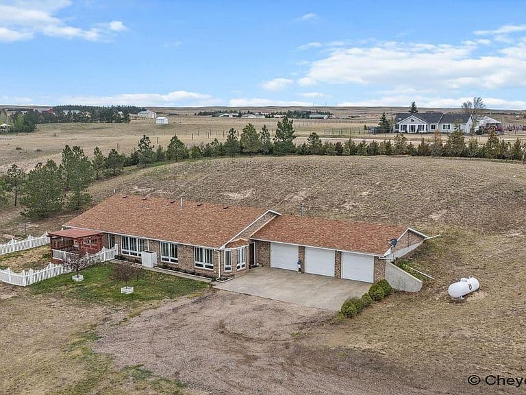 2745 Chrysler Rd photo 2