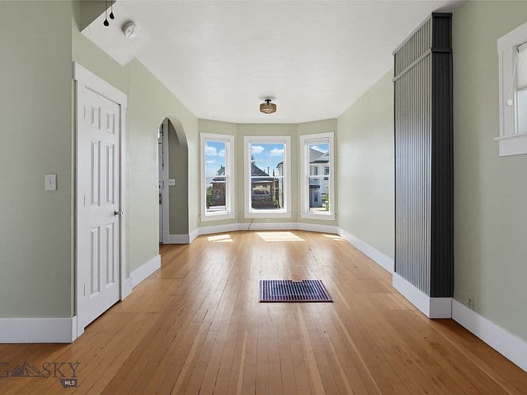 1005 W Park St photo 5