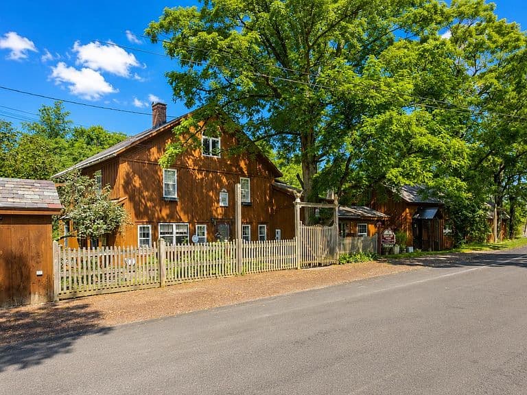 212 Thrall Road photo 3