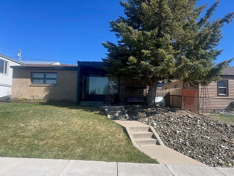 1203 Veterans Ave photo 1