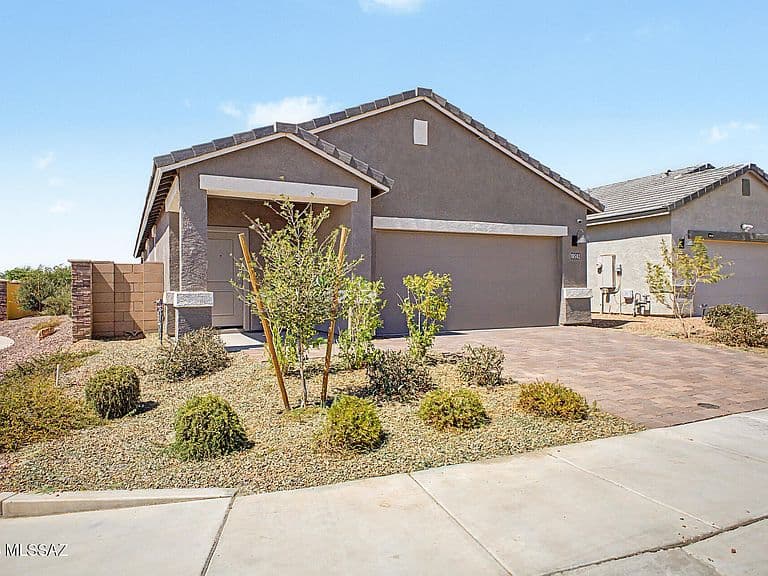 10502 W Thetford Ln photo 1