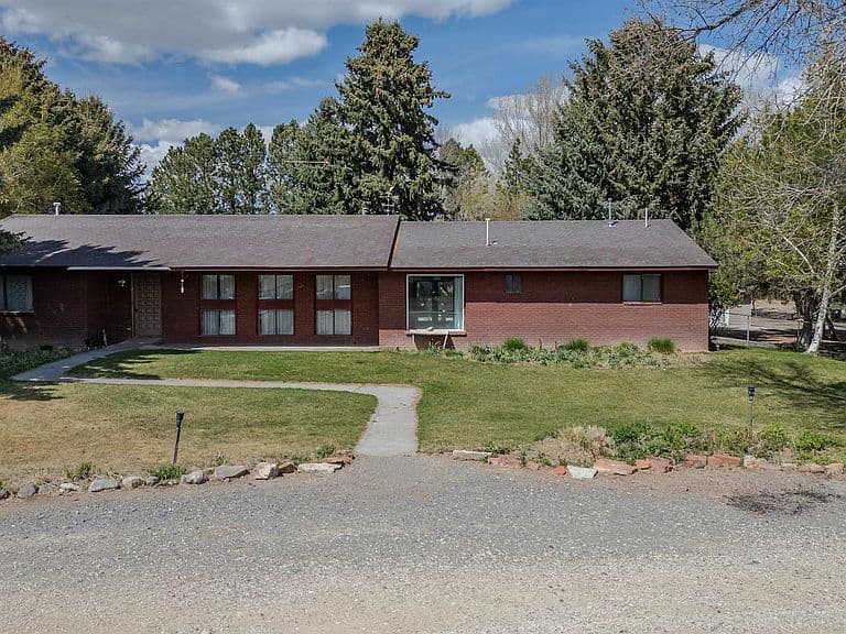 317 Cedar Ave photo 1
