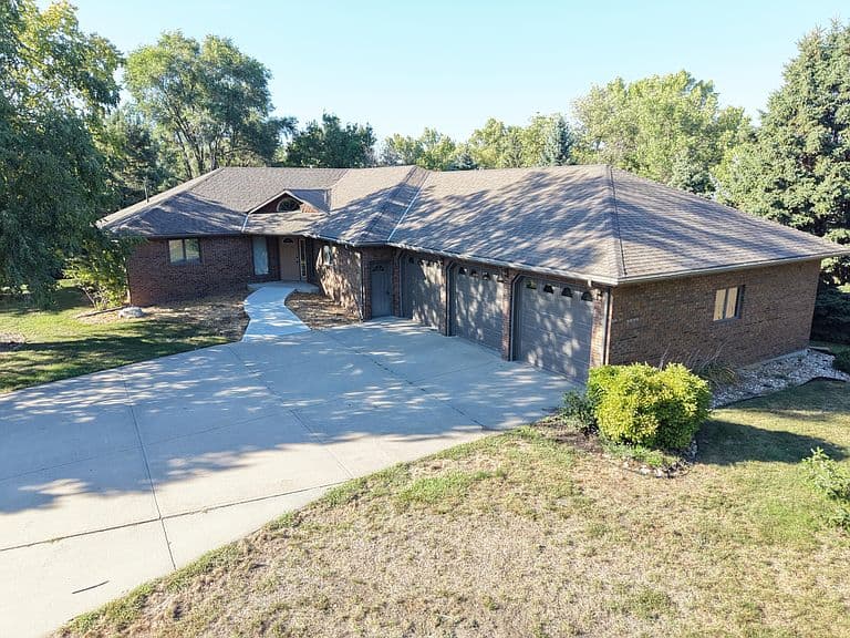 324 Fairoaks Ave photo 2