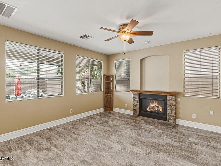 18027 W SUNNYSLOPE Lane photo 4
