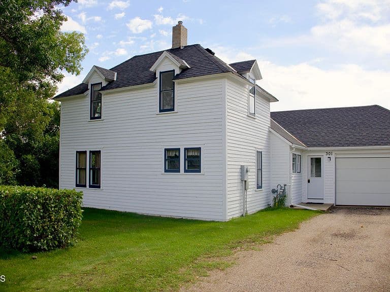 301 3rd Ave W photo 1