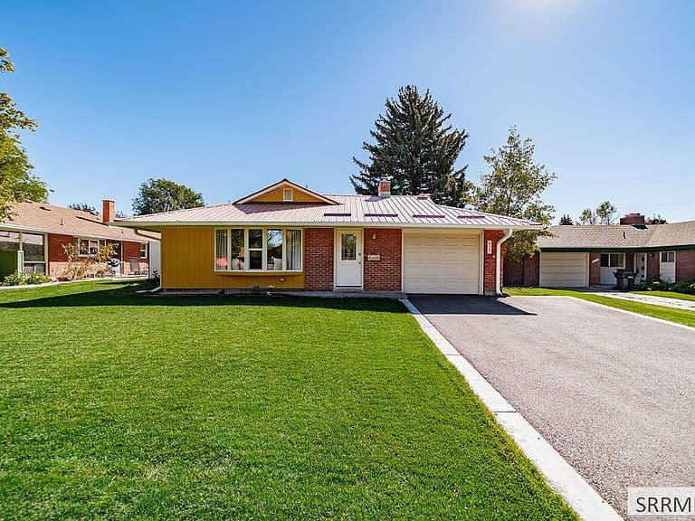 818 Maplewood Dr photo 1