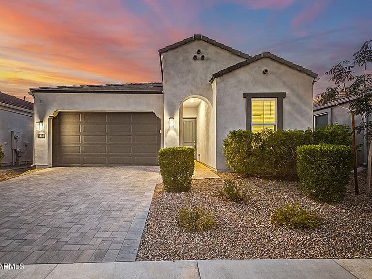 1734 E QUESTA Drive photo 1