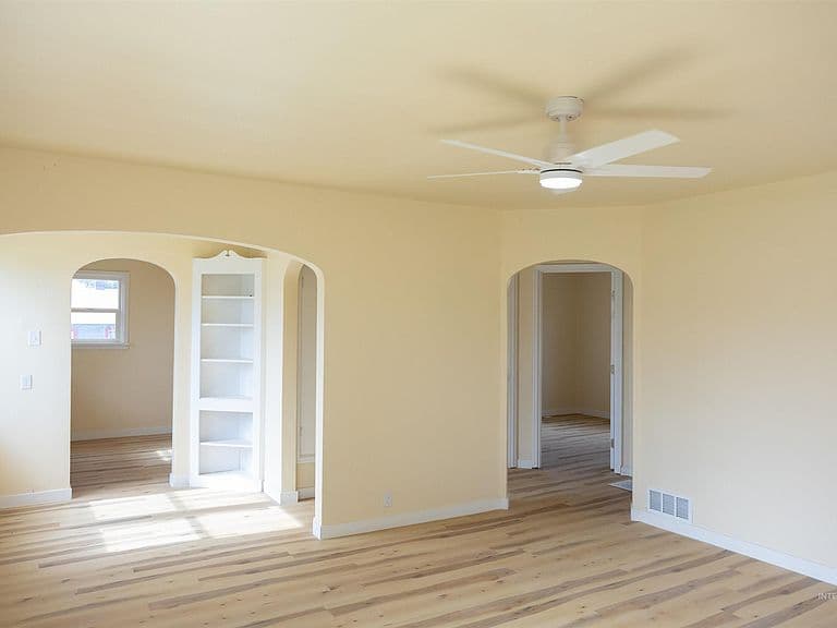 830 Broadway Ave N photo 3