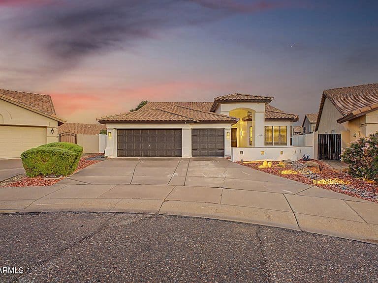 3105 E Hiddenview Drive photo 2