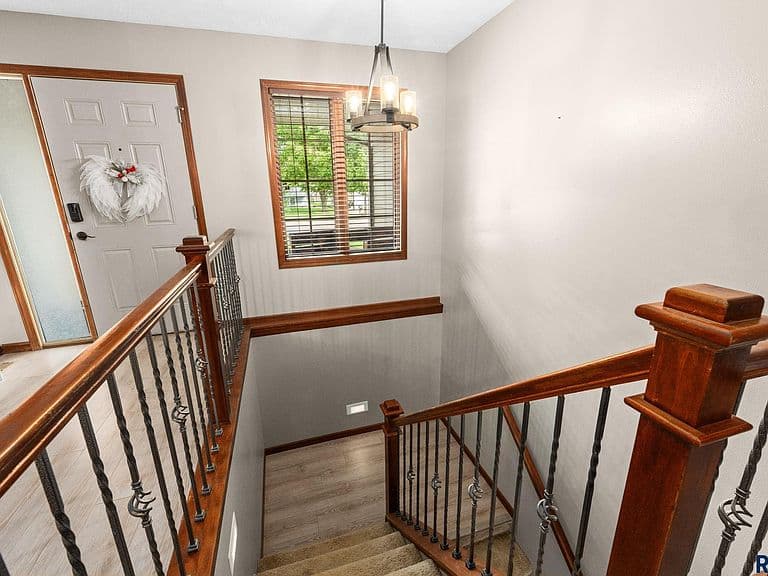 807 E Walnut St photo 3