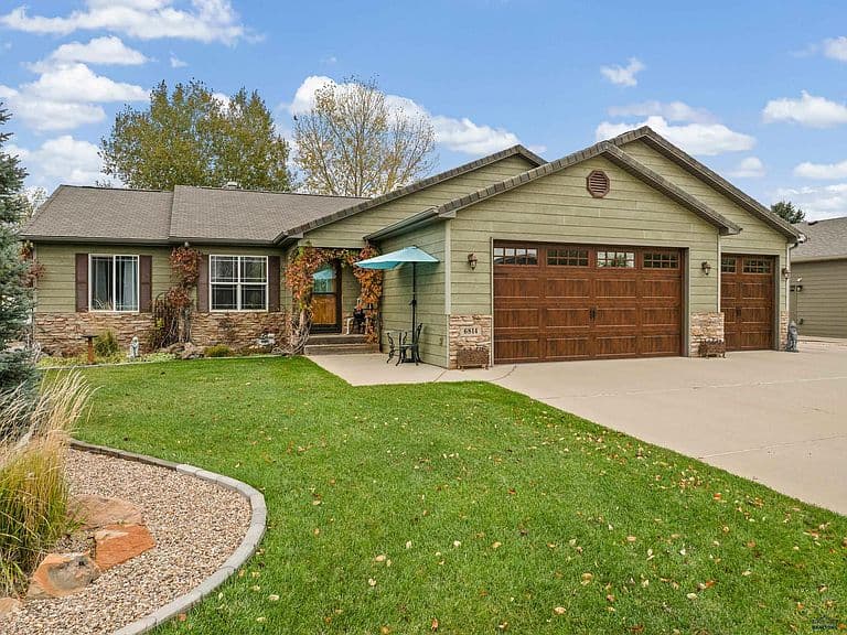 6814 Sahalee Dr photo 1