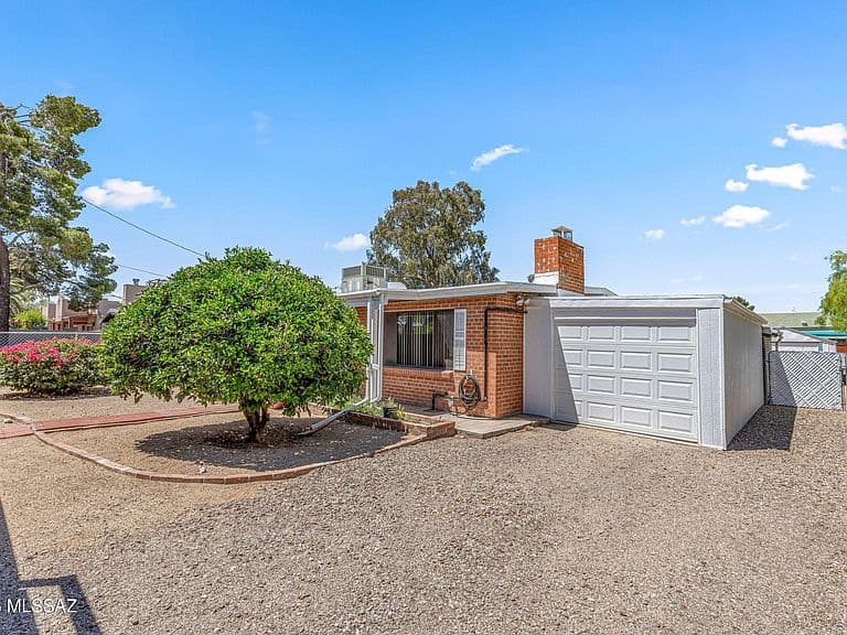 2861 N Swan Rd photo 2