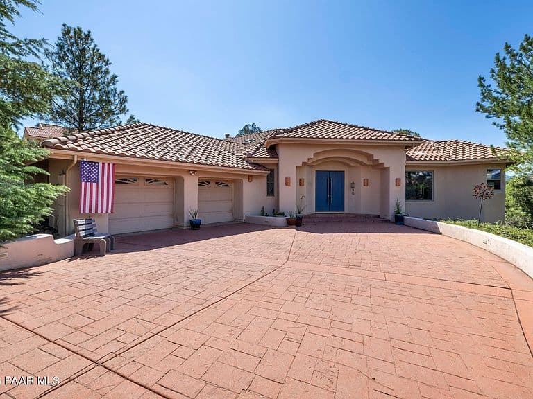 225 Crestwood E photo 2