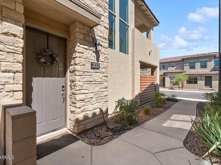 733 E LARK Street #202 photo 2