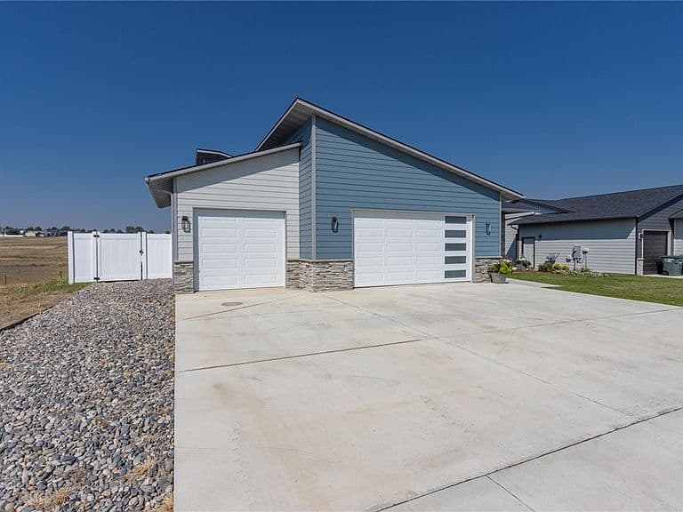 2040 Gleneagles Blvd photo 3