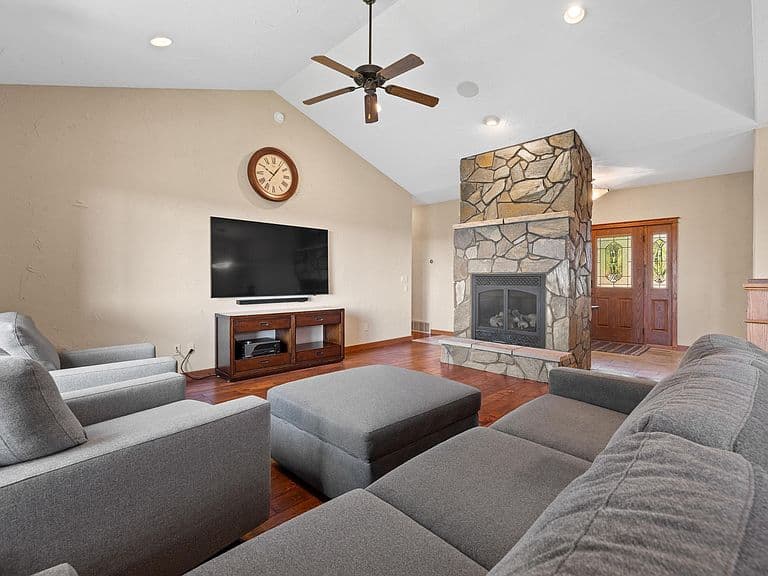 1121 Regency Ct photo 5