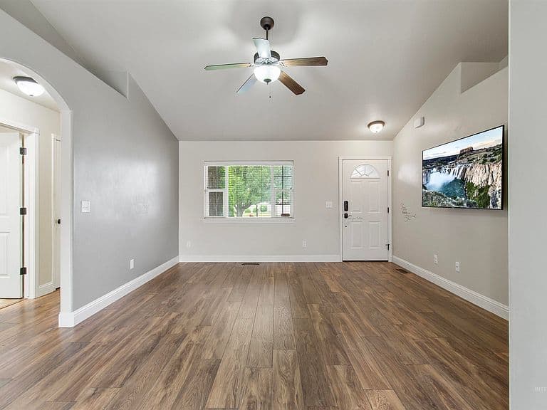 446 Noble St photo 4