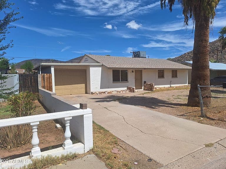 1614 W BROWN Street photo 2
