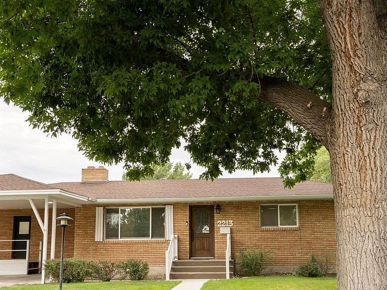 2213 Conant Dr photo 2